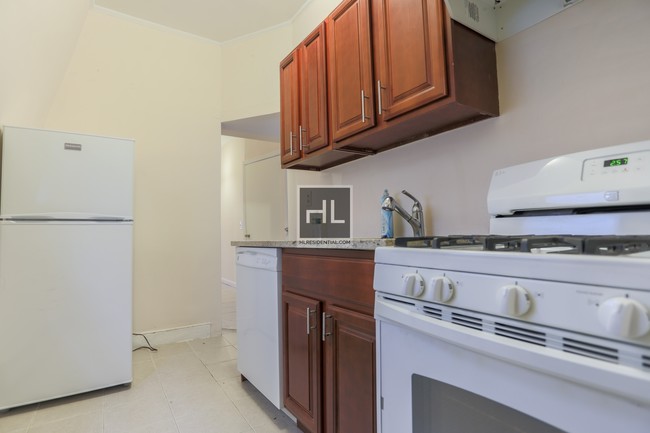 Building Photo - 2 Bedroom Apartment All Utilities Included
