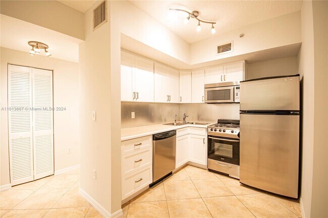 Building Photo - 2630 SW 28th St