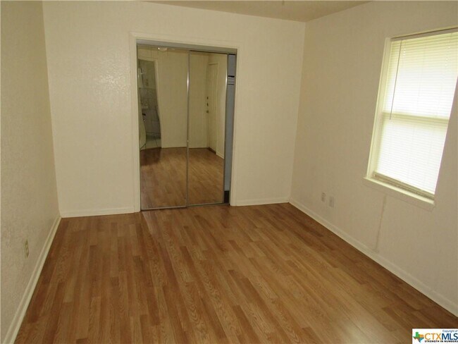 Building Photo - 514 Wolf St