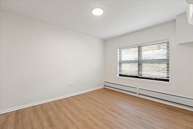 Building Photo - 1 bedroom in Chicago IL 60640