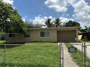 Building Photo - 5720 SW 36th Ct