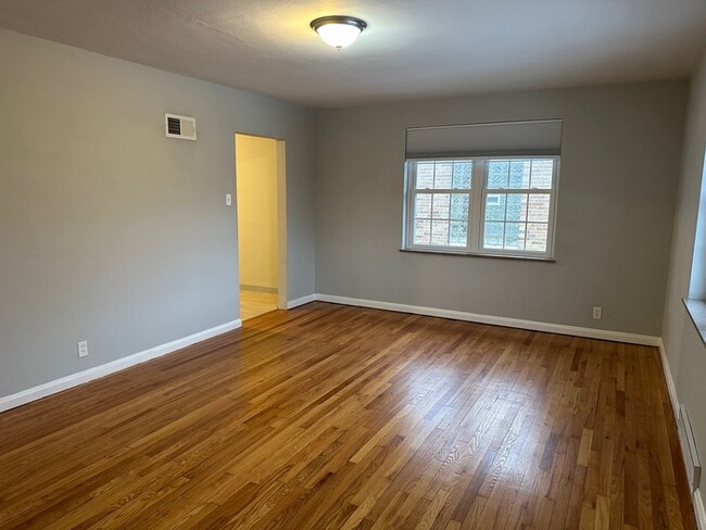 Building Photo - 2bd/1bth Home in Shrewsbury