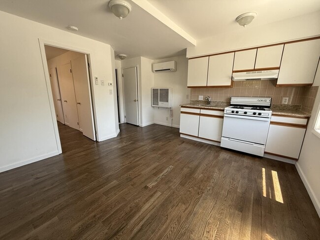 Building Photo - 355 Bayville Ave