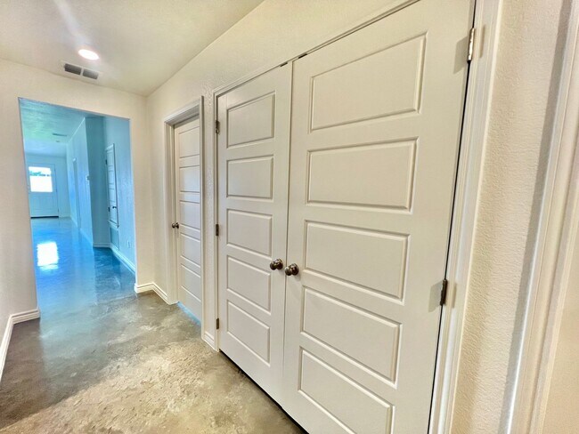 Foto del edificio - NEW IN MANAGEMENT - AVAILABLE NOW! MOVE IN...