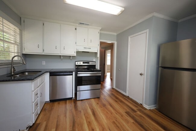 Building Photo - 1709 Azalea Dr