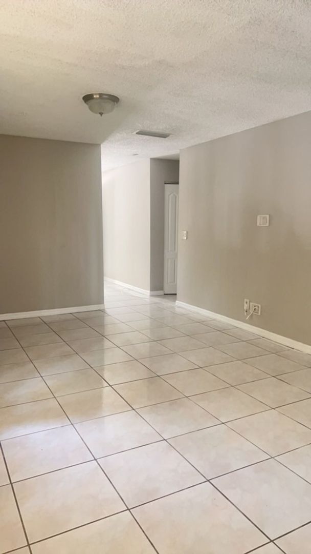 Foto del edificio - 2 Bedroom, 2 bathroom condo For Rent in Town N Country!