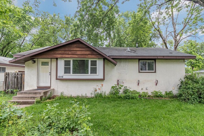 Foto del edificio - Spacious 5bed|2bath Home w/ Large Backyard...