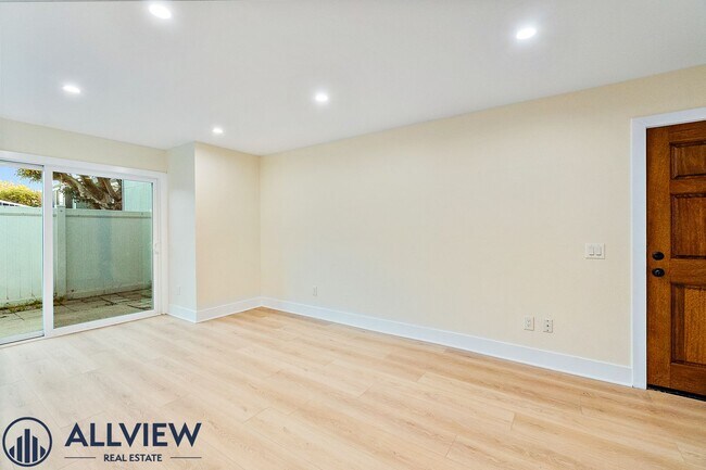 Building Photo - Contemporary 2 Bed/1.5 Bath Home in Newpor...