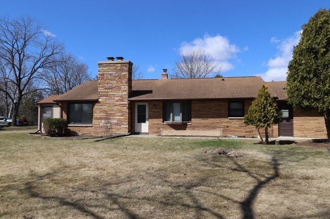 Building Photo - 5331 S La Salle Dr