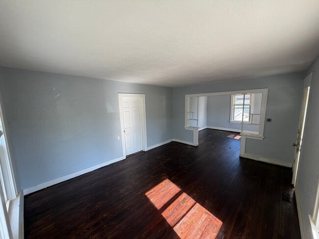 Building Photo - 2527 Leslie Ave