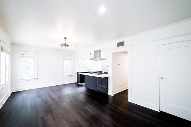 Building Photo - 1020 N Kingsley Dr