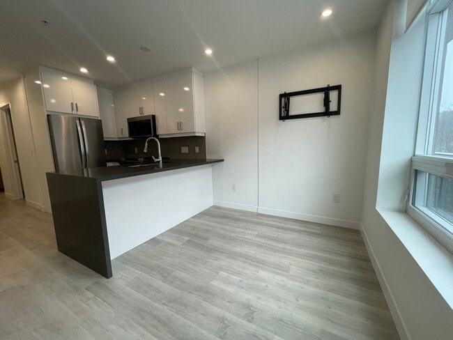 Building Photo - Stunning 1 Bed Condo!