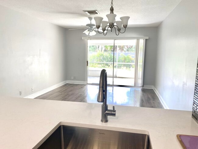 Building Photo - 270 Palmetto Ct