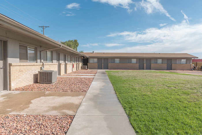 Building Photo - NEWLY REMODELED STUDIO WITH CLUBHOUSE