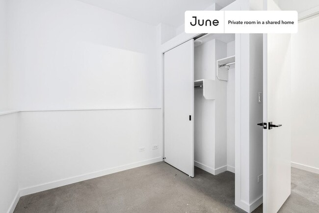 Building Photo - Private bedroom in 4 bed/3.5 bath Home