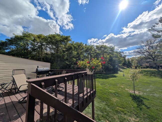 Foto del edificio - 607 Tamarack Dr W