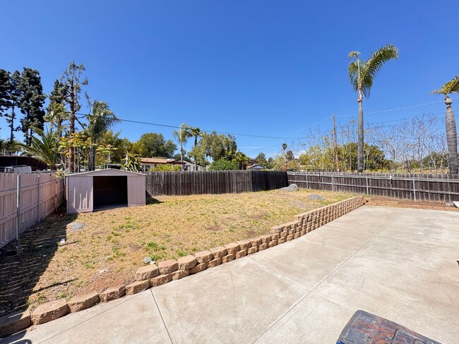 Building Photo - 2 bedroom 1 Bath detached House with priva...