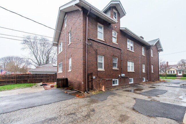 Building Photo - 415 W Ridgeland Ave
