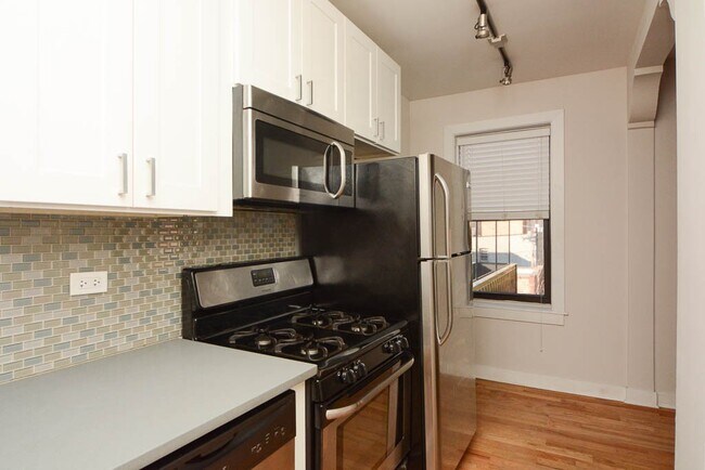 Foto del edificio - 2402 N Kedzie Blvd