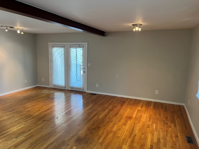 Building Photo - 940 Gale Ln