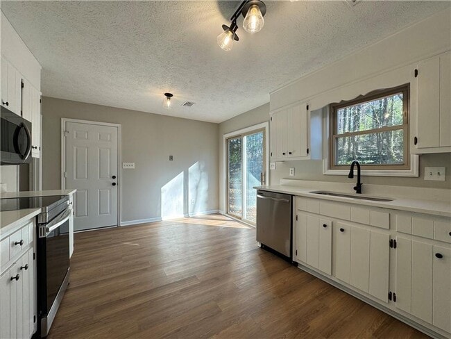 Building Photo - 2020 Kemp Rd NE