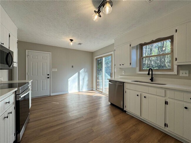 Foto del edificio - 2020 Kemp Rd NE