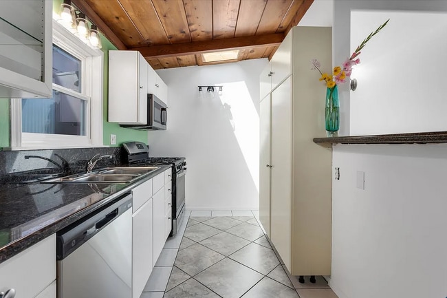 Building Photo - Vintage Beach Bungalow
