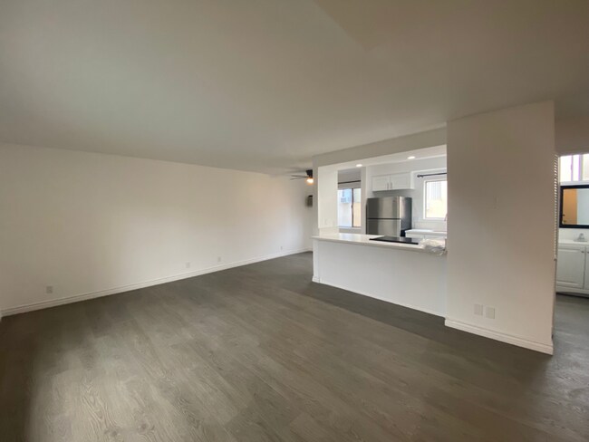 Building Photo - 10535 Lindley Ave