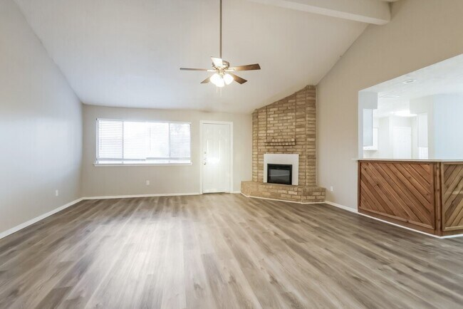 Foto del edificio - 7411 Skylight Ln