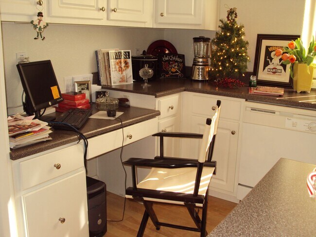 Foto del edificio - STUNNING 2 BEDROOM 2 BATH TOWNHOUSE IN GATED COMMUNITY WITH 1 CAR GARAGE ATTACHED