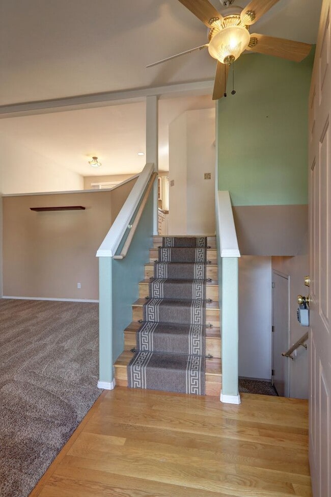 Building Photo - Immaculate, Sunny and Bright 4 Bedroom/2.5...