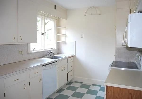 Kitchen - 439 Marrett Rd