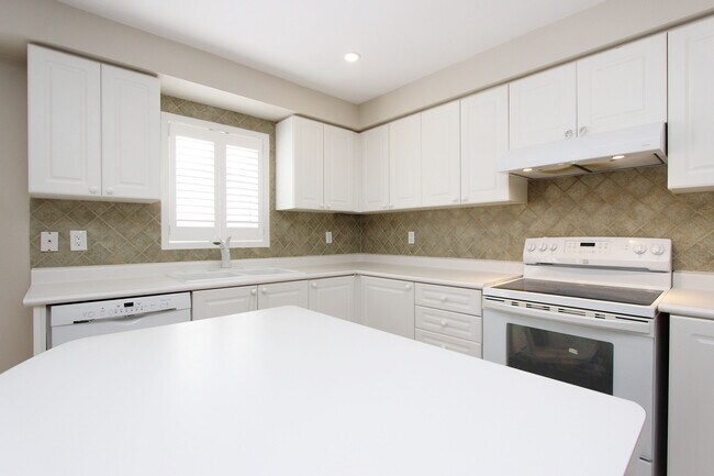 Building Photo - 15 Robert Attersley Dr W