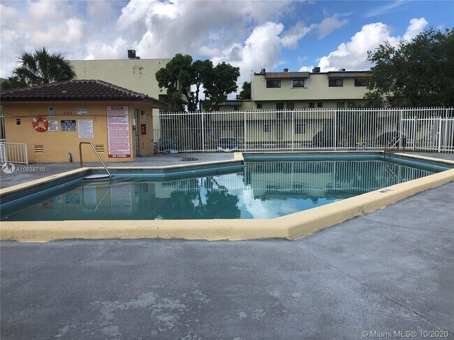 Foto del edificio - 1100 SW 104th Ct