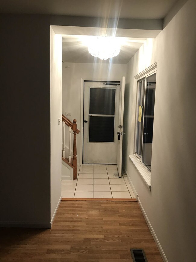 Foto del edificio - 1355 Kingsbury Dr