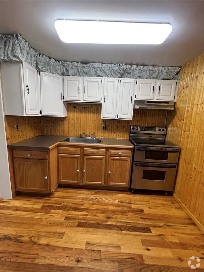 Building Photo - 207 Monhagen Ave