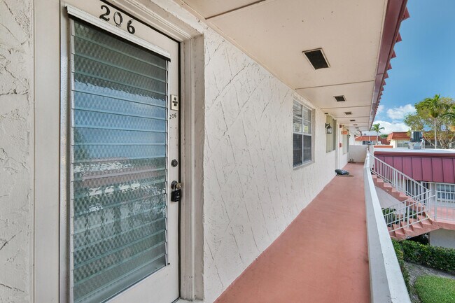 Foto del edificio - 12012 Greenway Cir S