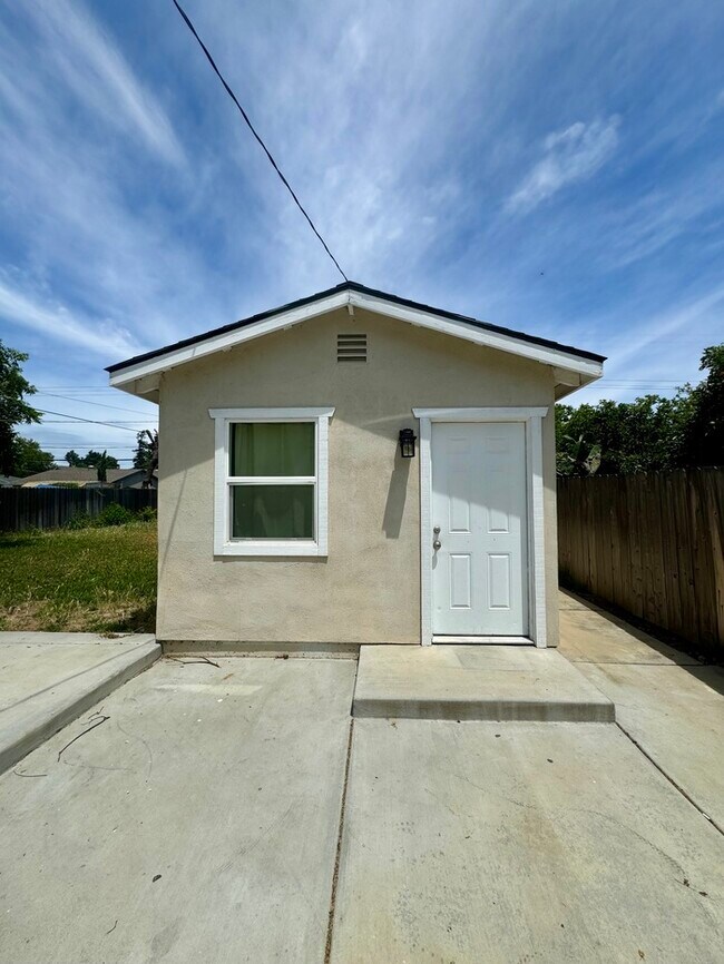 Foto del edificio - 2bedroom 1 bath home in Sacramento