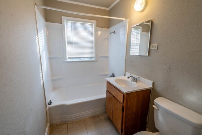 Foto del edificio - 3 Bed | 1 Bath in Midtown!