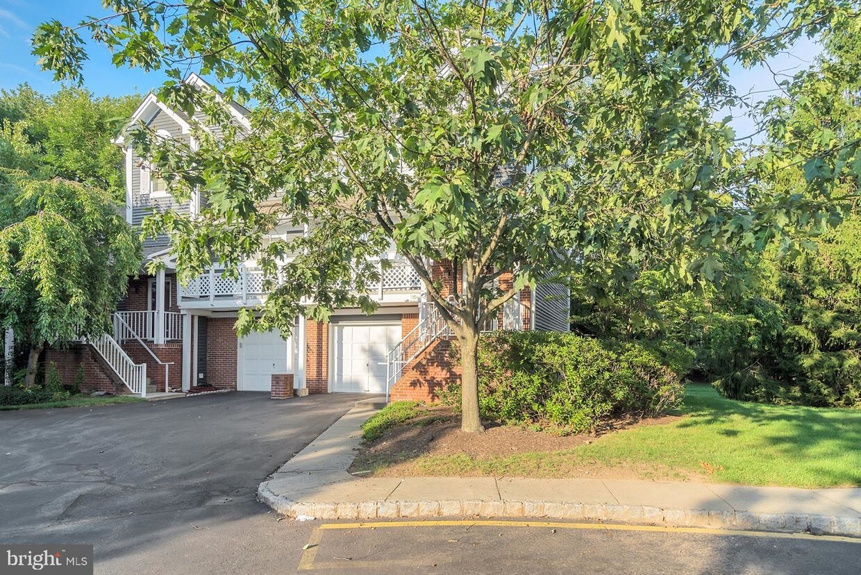 Primary Photo - 69 E Shrewsbury Pl