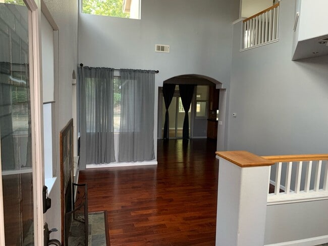 Building Photo - Beautiful 2 Story: 3 Bedrooms 2.5 Bath w/ ...