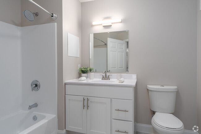 The Cedar 2HAB, 2BA - 1218SF baño 1 - Liberty Park at Allentown