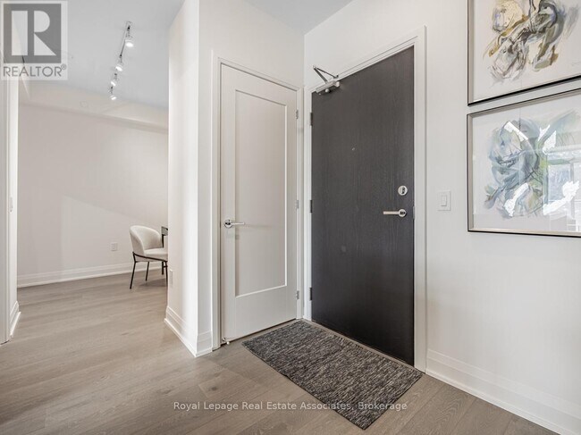 Photo du bâtiment - 293 The Kingsway