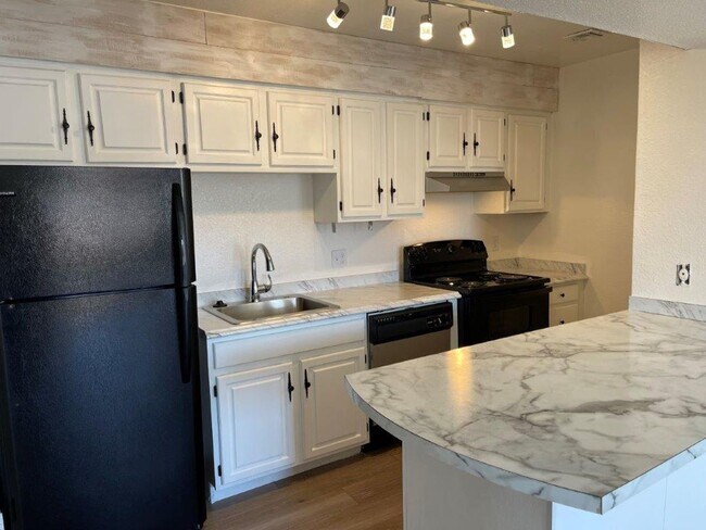 Foto del edificio - One bed upstairs condo with all appliances...