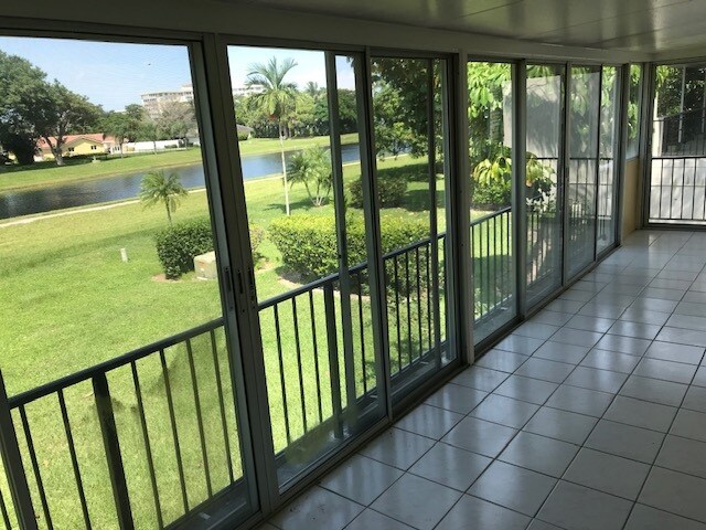 porche con mosquitera en la planta superior - 3115 N Palm Aire Dr