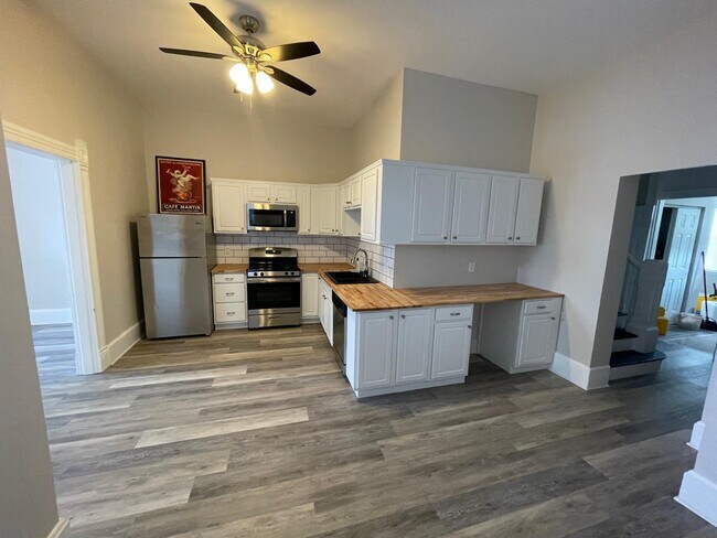 Foto del edificio - 1213 Bates Ave