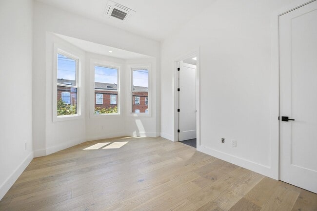 Building Photo - Stunning 2BD/2BA with Top of the Line Fini...