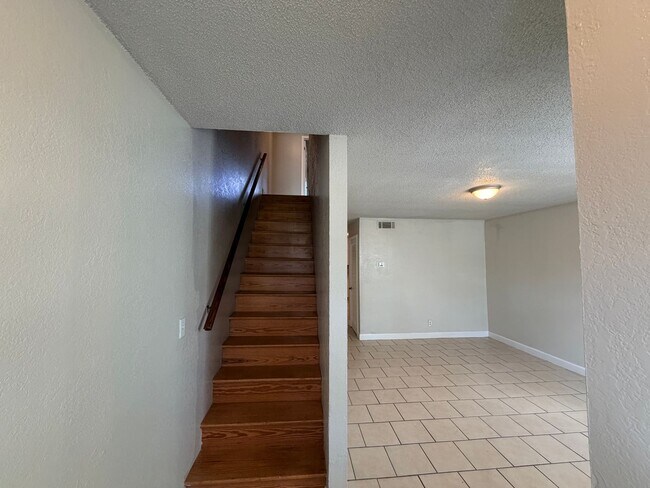 Foto del edificio - Beautiful 2bd/1.5bath Townhome