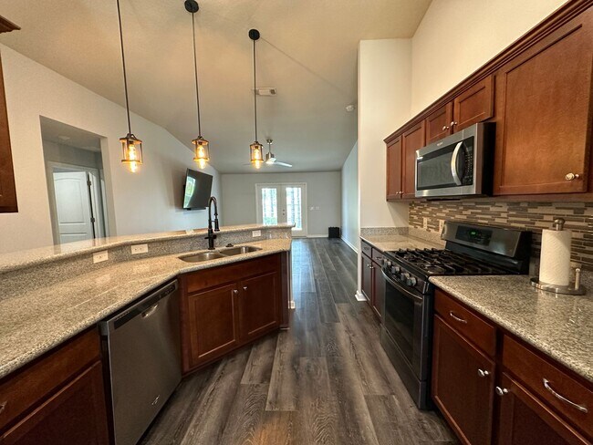 Building Photo - 3 bedroom 2 bath home in Whisper Creek wit...