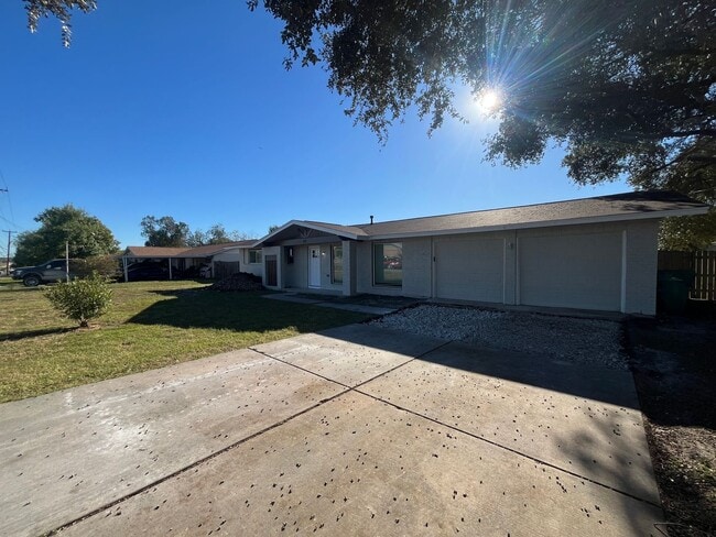 Building Photo - 9380 Schaefer Rd